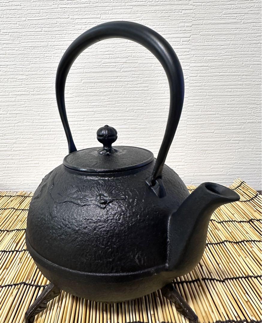 未使用品、タグ付　南部盛榮堂(OIGEN)造　１８型松文様　南部鉄瓶　南部鉄器