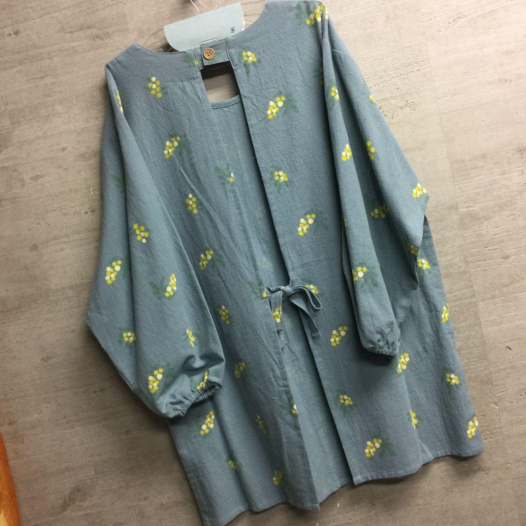 保育士エプロン 背開き割烹着 ナチュラル 綿100% 洗い加工 ミモザ柄 - メルカリ 保育士エプロン 背開き割烹着 ナチュラル 綿100% 洗い加工 ミモザ柄 - メルカリ