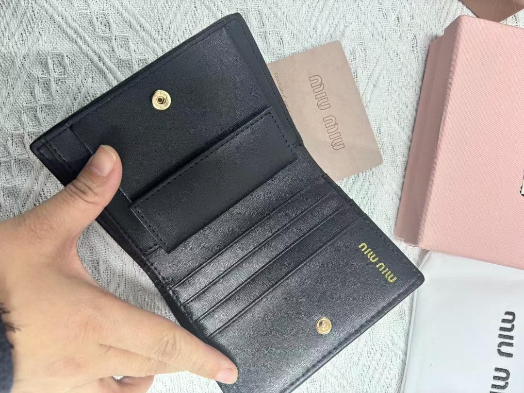 MIU MIU ブラック 二つ折り財布 MIU MIU ブラック 二つ折り財布
