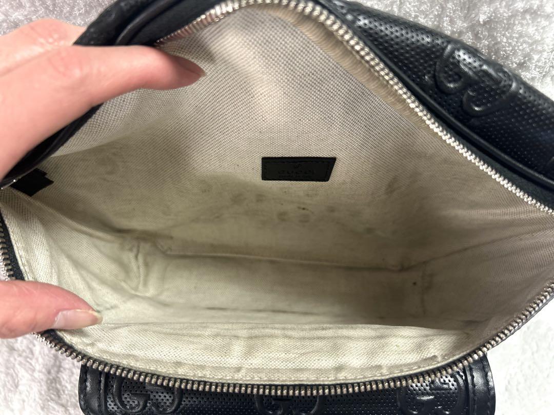 GUCCI GGエンボス ベルトボディバッグ ブラックレザー