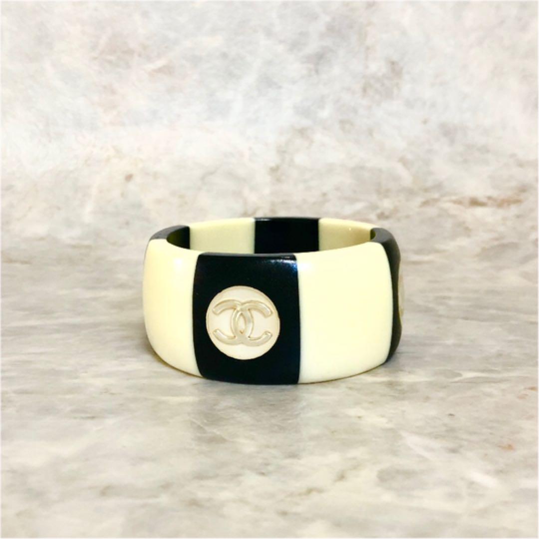 22295円 最大49%OFFクーポン シャネル バングル COCOマークロゴデザイン 樹脂素材 ホワイト×ブラック 美品 3648 22295円 最大49%OFFクーポン シャネル バングル COCOマークロゴデザイン 樹脂素材 ホワイト×ブラック 美品 3648