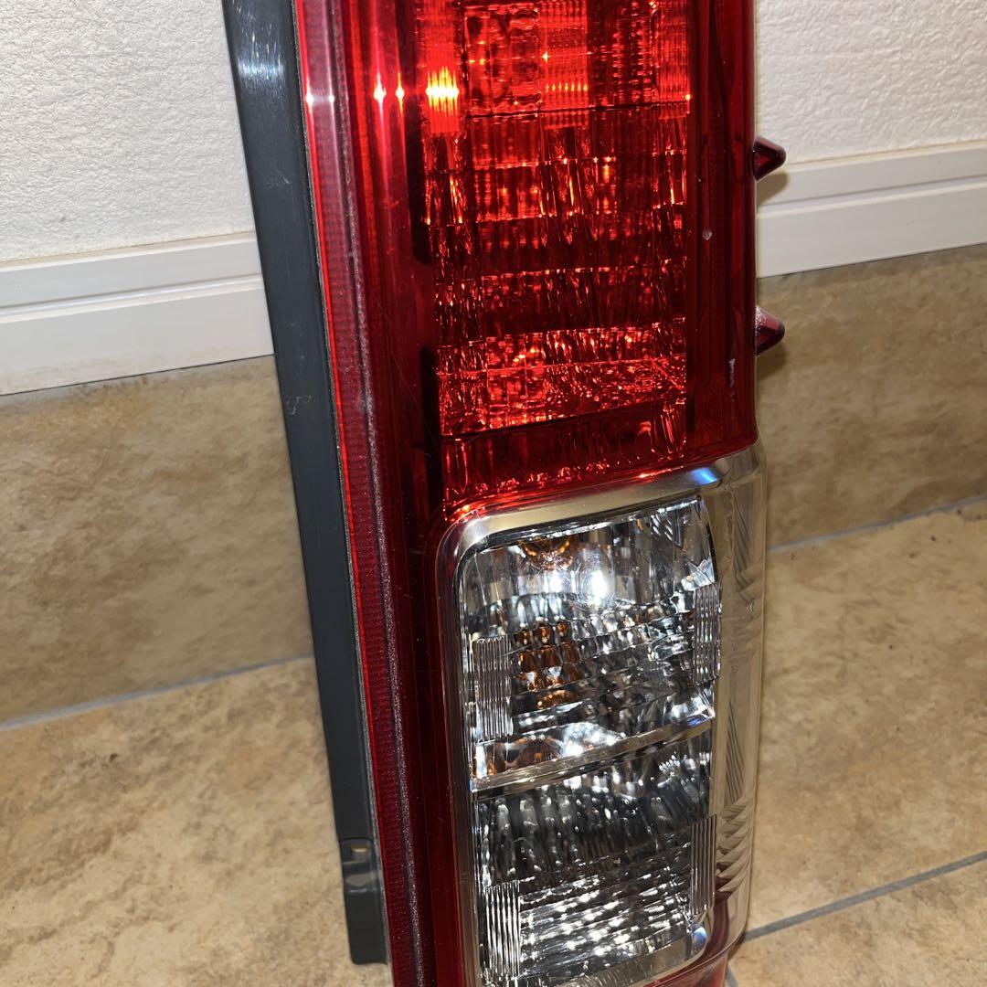 トヨタ　ハイエース　200系　テールランプ右