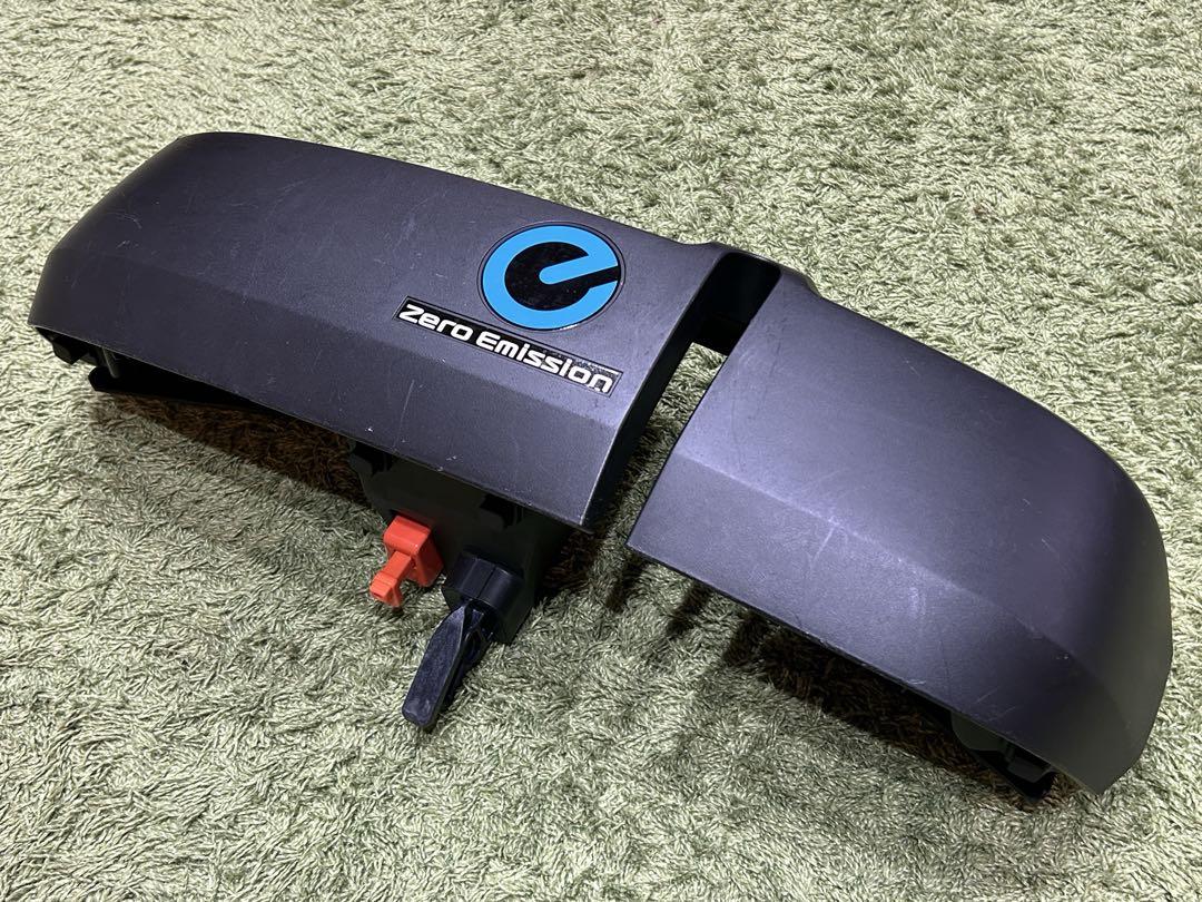 日産　リーフ　純正充電ポートカバー　ZE1