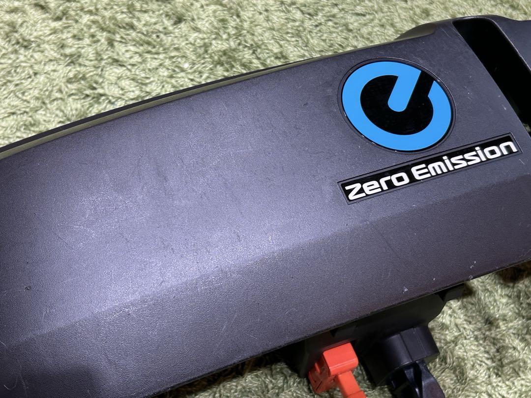 日産　リーフ　純正充電ポートカバー　ZE1
