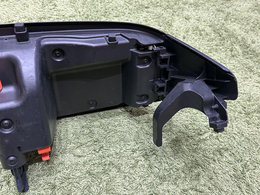 日産　リーフ　純正充電ポートカバー　ZE1