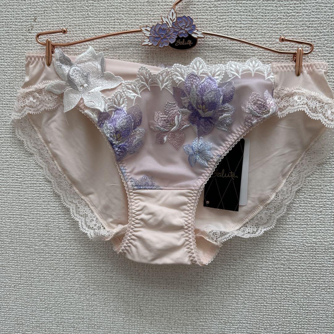 【通販激安】 新品タグ付きSalute 30G花柄刺繍 ブラD75&ショーツLサイズセット 下着・アンダーウェア