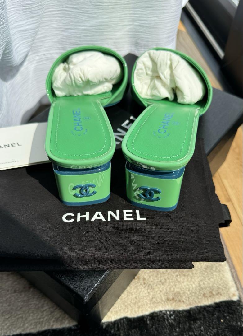 シャネルCHANELサンダル 新品未使用 ブルーグリーン 全新 未使用 Chanel シャネル ロゴ サンダル ミュール 夏の海辺