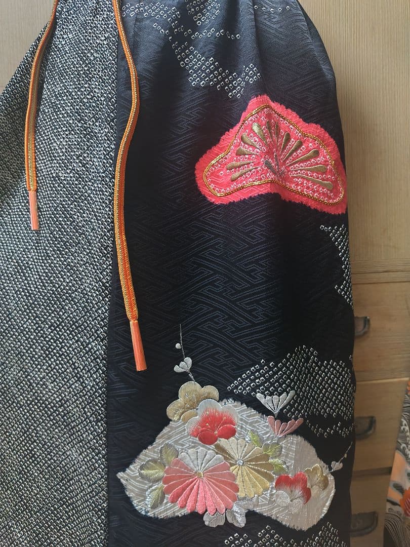 振り袖と総絞り絹ストール付きリメイクワンピースです