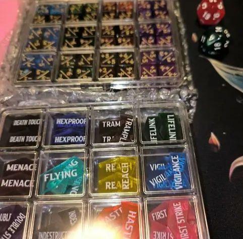 新品mtgプレイマットキーワードダイス大量、デッキケースおまけ