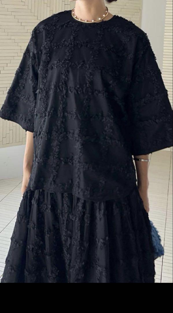 ボウエー 黒のフラワー刺繍五分袖トップス