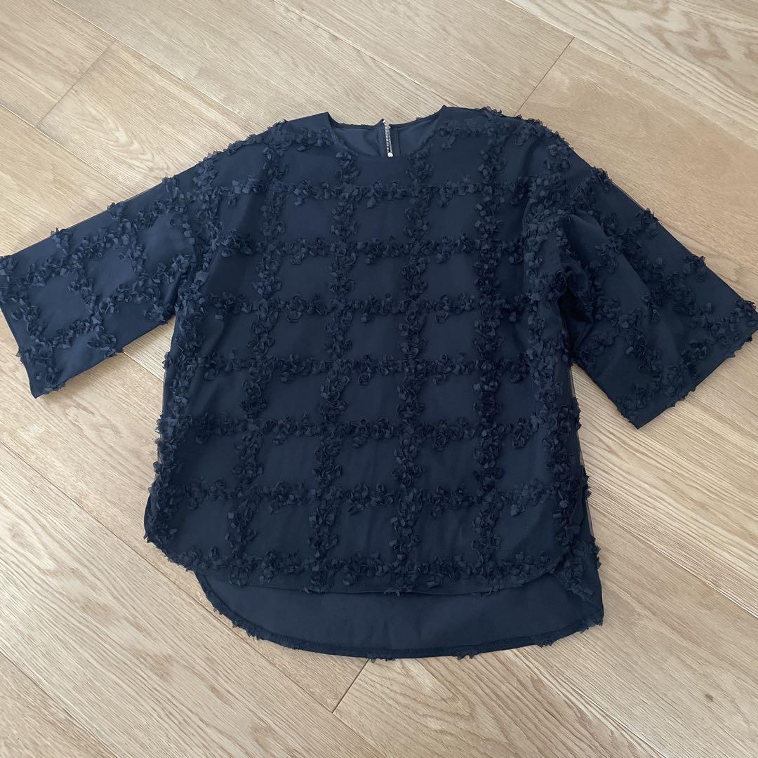 ボウエー 黒のフラワー刺繍五分袖トップス