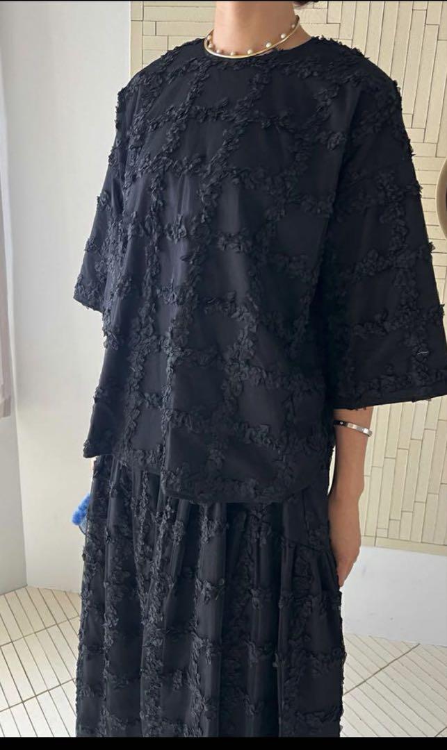 ボウエー 黒のフラワー刺繍五分袖トップス