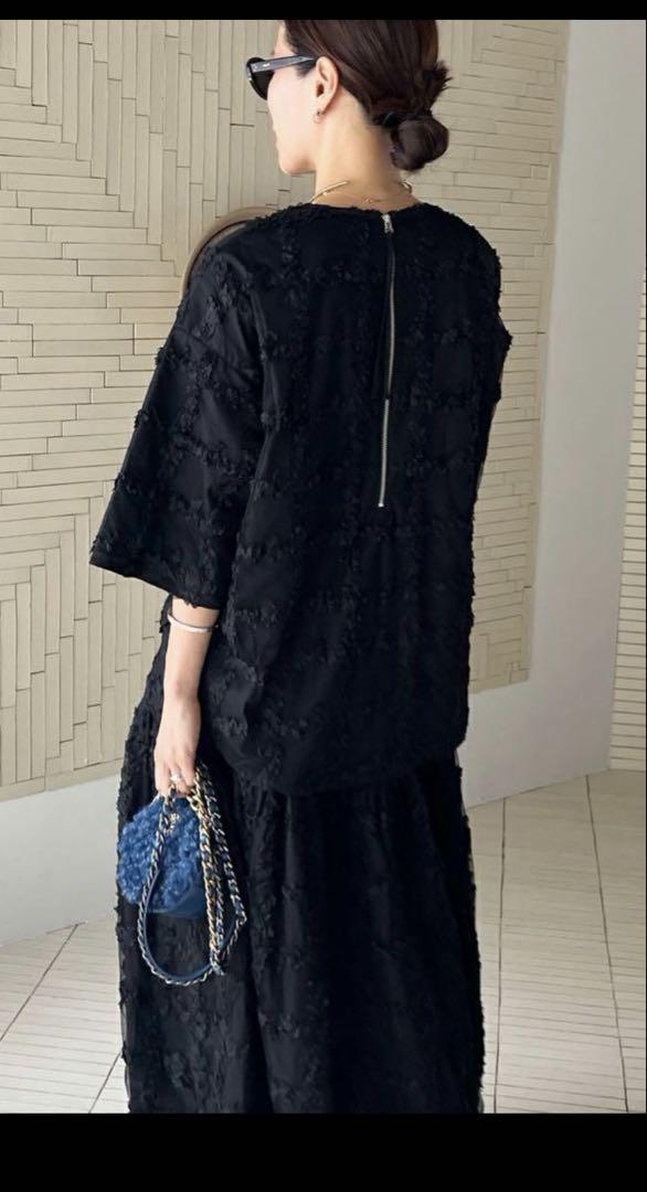 ボウエー 黒のフラワー刺繍五分袖トップス