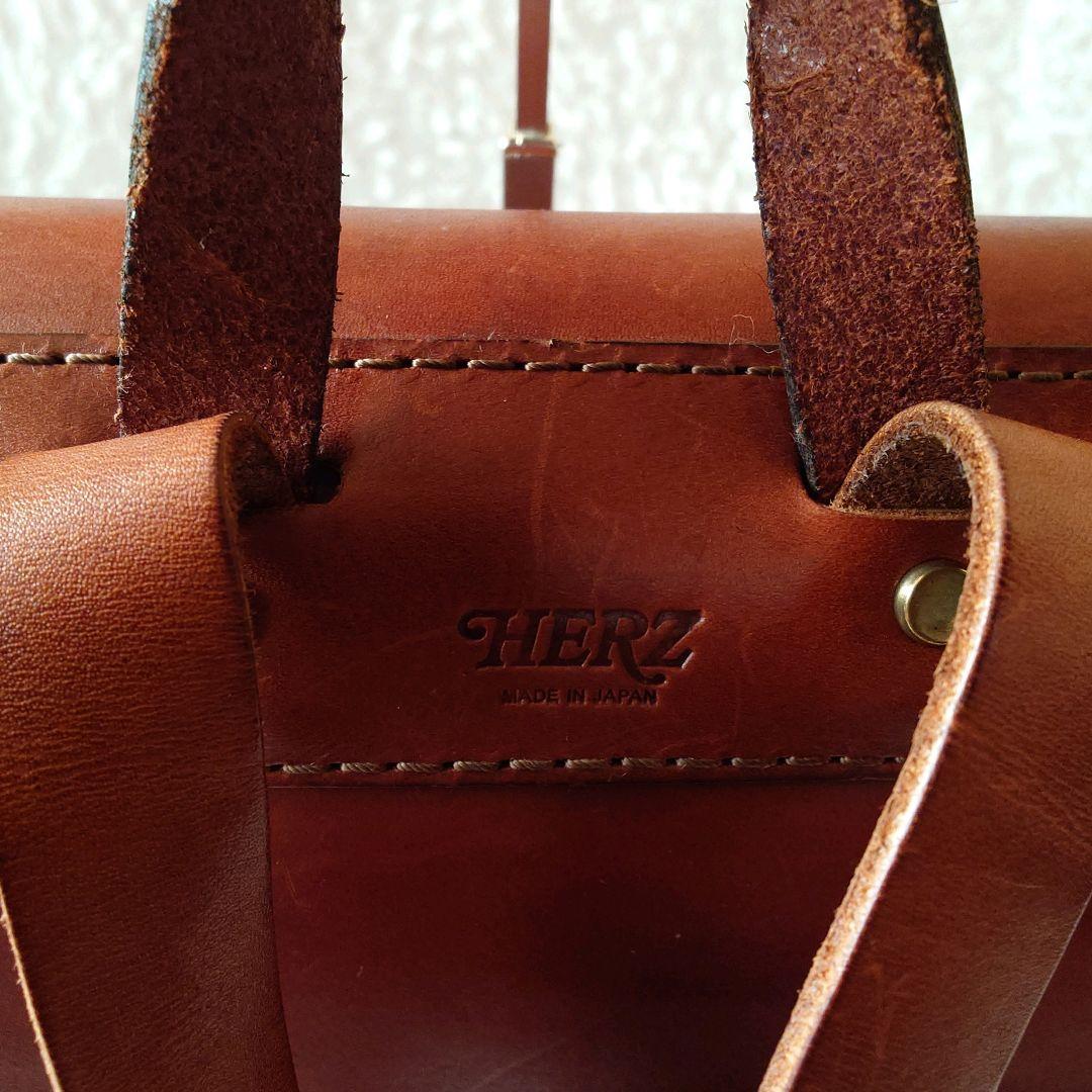 HERZ ブラウンレザー フラップ付きバッグ HERZ ヘルツ レザー フラップリュック バックパック ブラウン