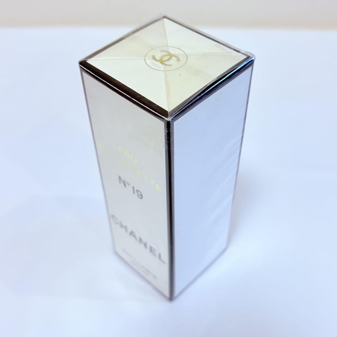新品未開封　シャネル N°19　オードトワレ　ヴァポリザター　香水　50ml 新品未開封 シャネル N°19 オードトワレ ヴァポリザター 香水