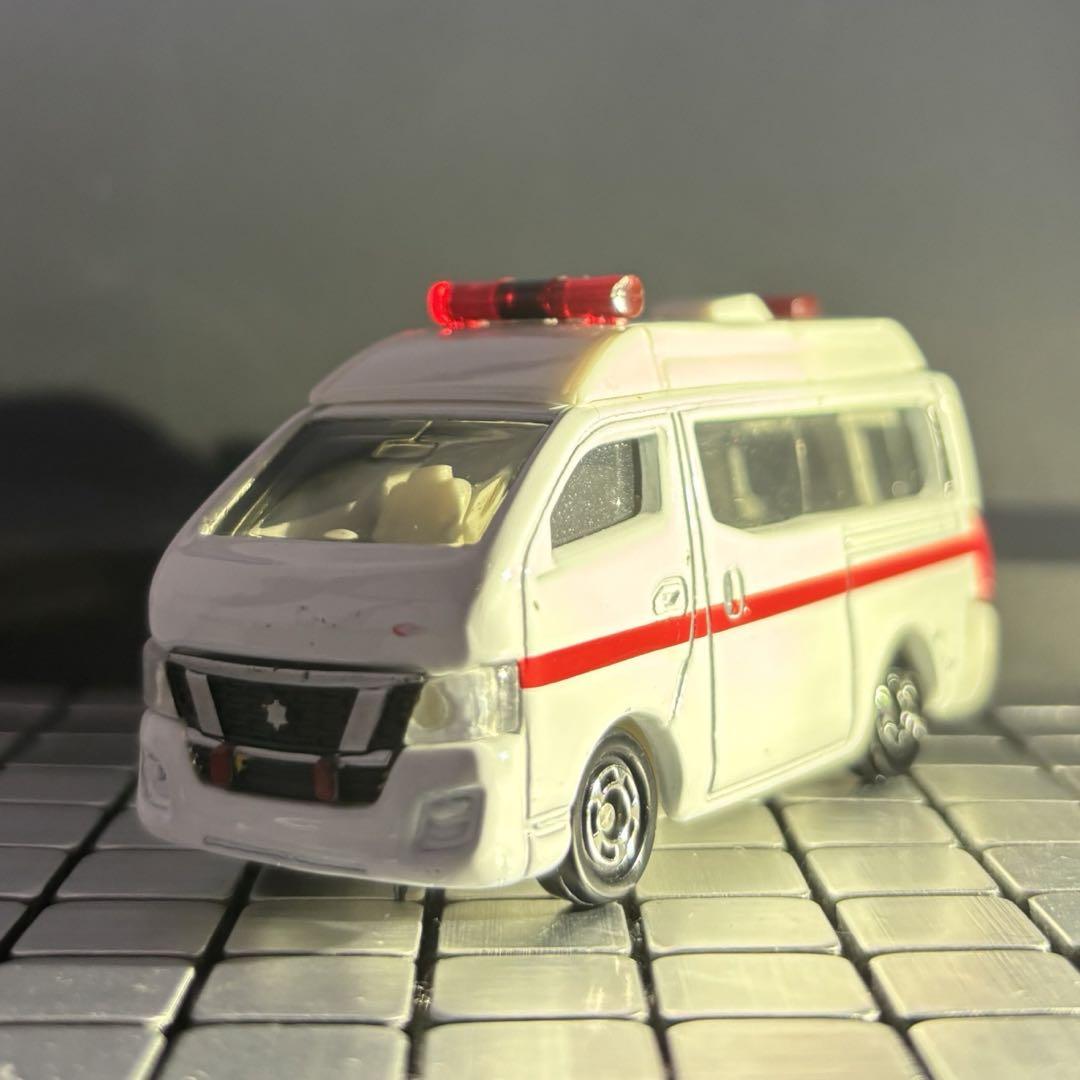 トミカ 日産 NV350 キャラバン 救急車 - メルカリ