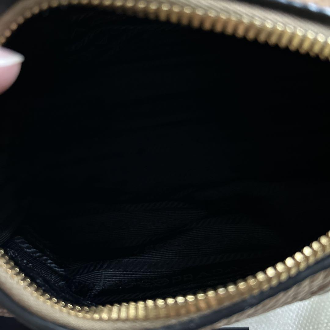 ほぼ未使用　PRADA レザーショルダーバッグ