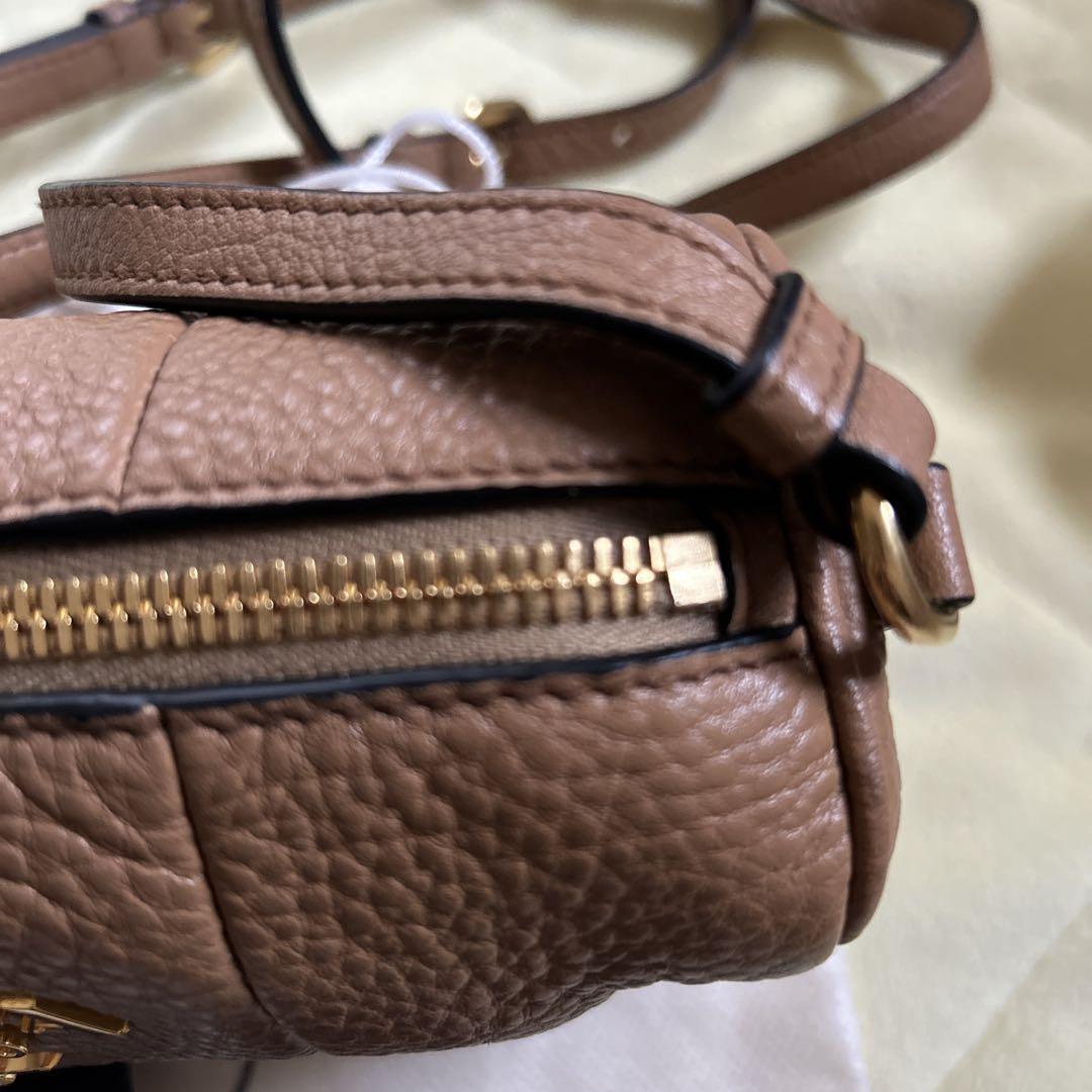 ほぼ未使用　PRADA レザーショルダーバッグ