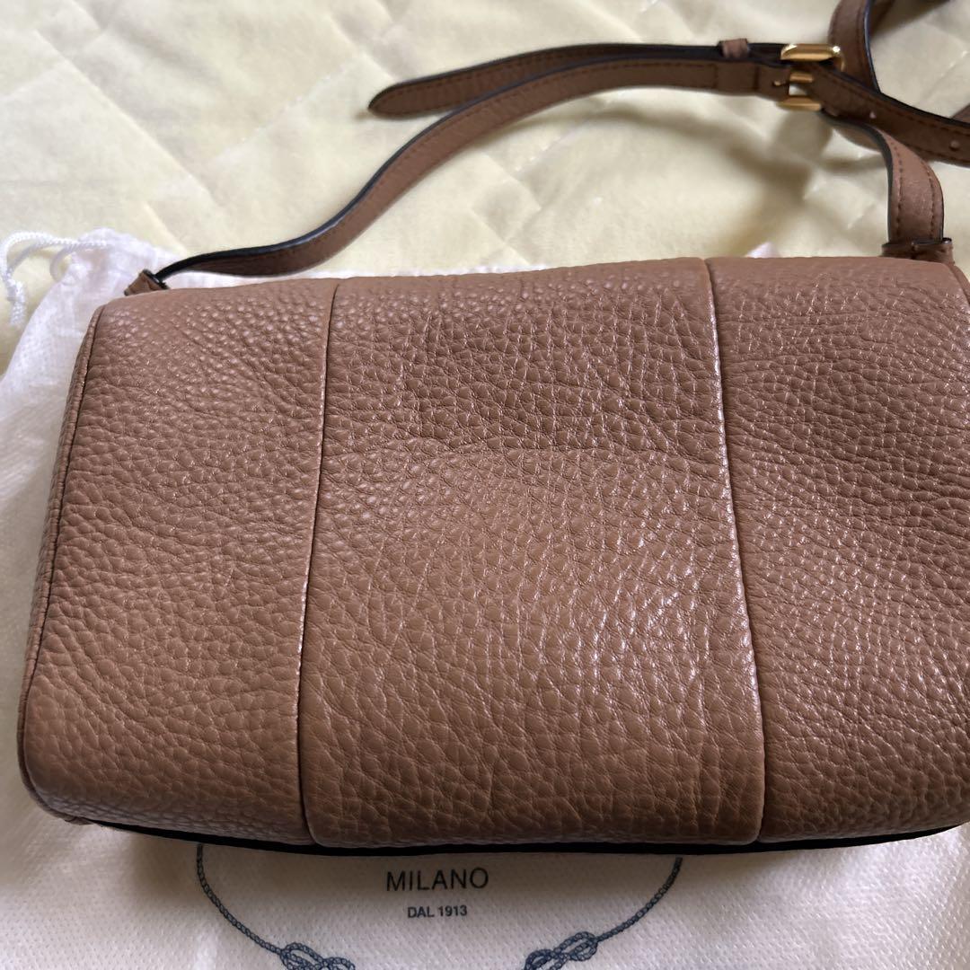 ほぼ未使用　PRADA レザーショルダーバッグ