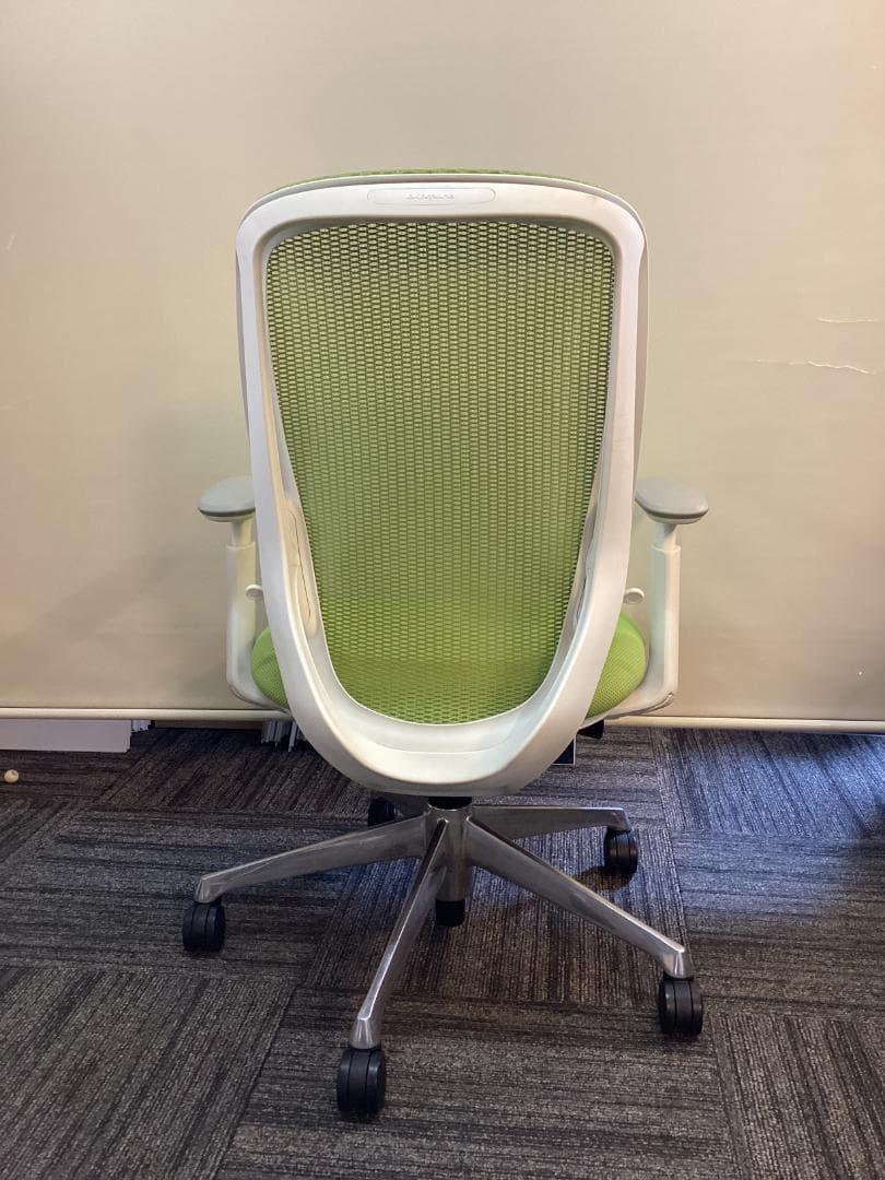 定価１０万　在庫２脚　オカムラ　シルフィチェア　前傾チルト　メッシュ　グリーン系