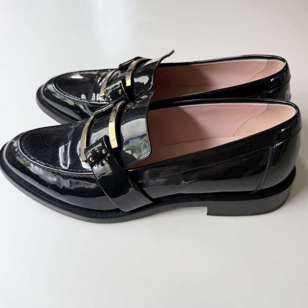 Roger Vivier エナメルローファー