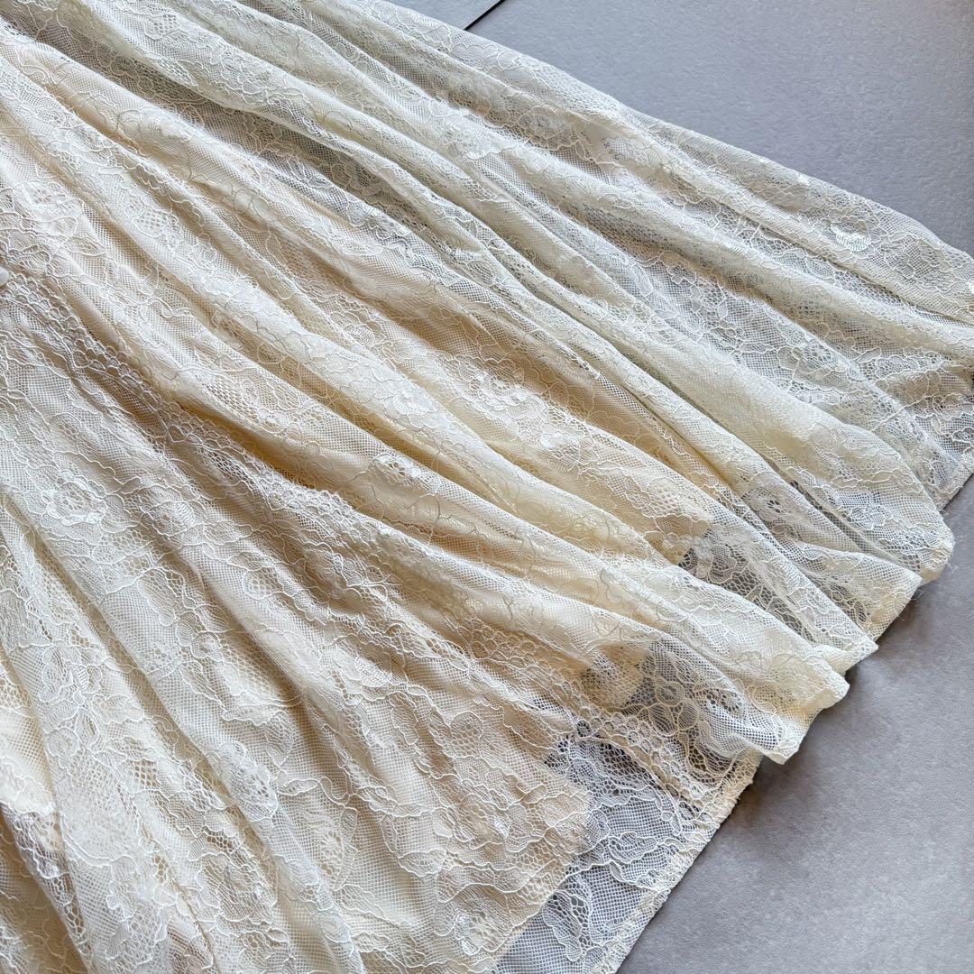 【限定値下げ中✨】AMERI SCALLOP LACE EMPIRE DRESS 本日限定値下げ✨】AMERI SCALLOP LACE DRESS - メルカリ