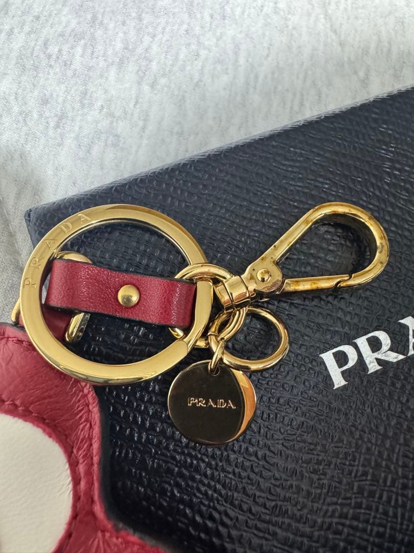 貢献する PRADA ハート型チャーム レッド|ホワイト