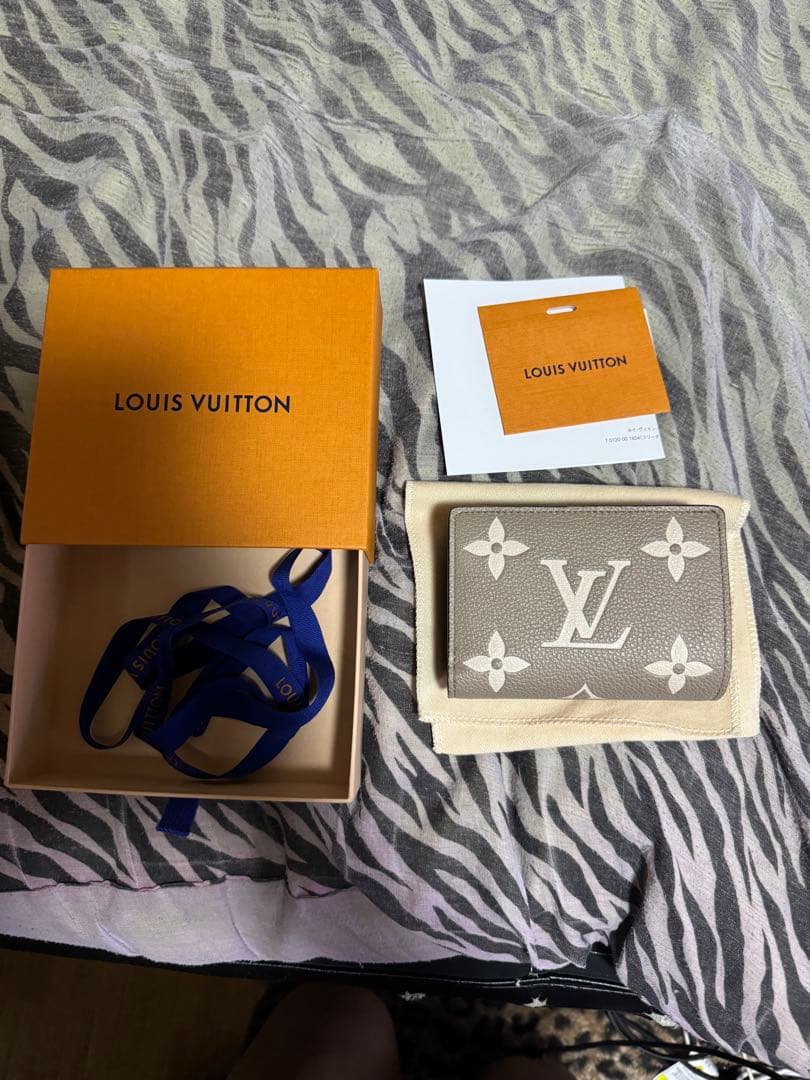 ルイヴィトン ポルトフォイユ クレア モノグラム バイカラー