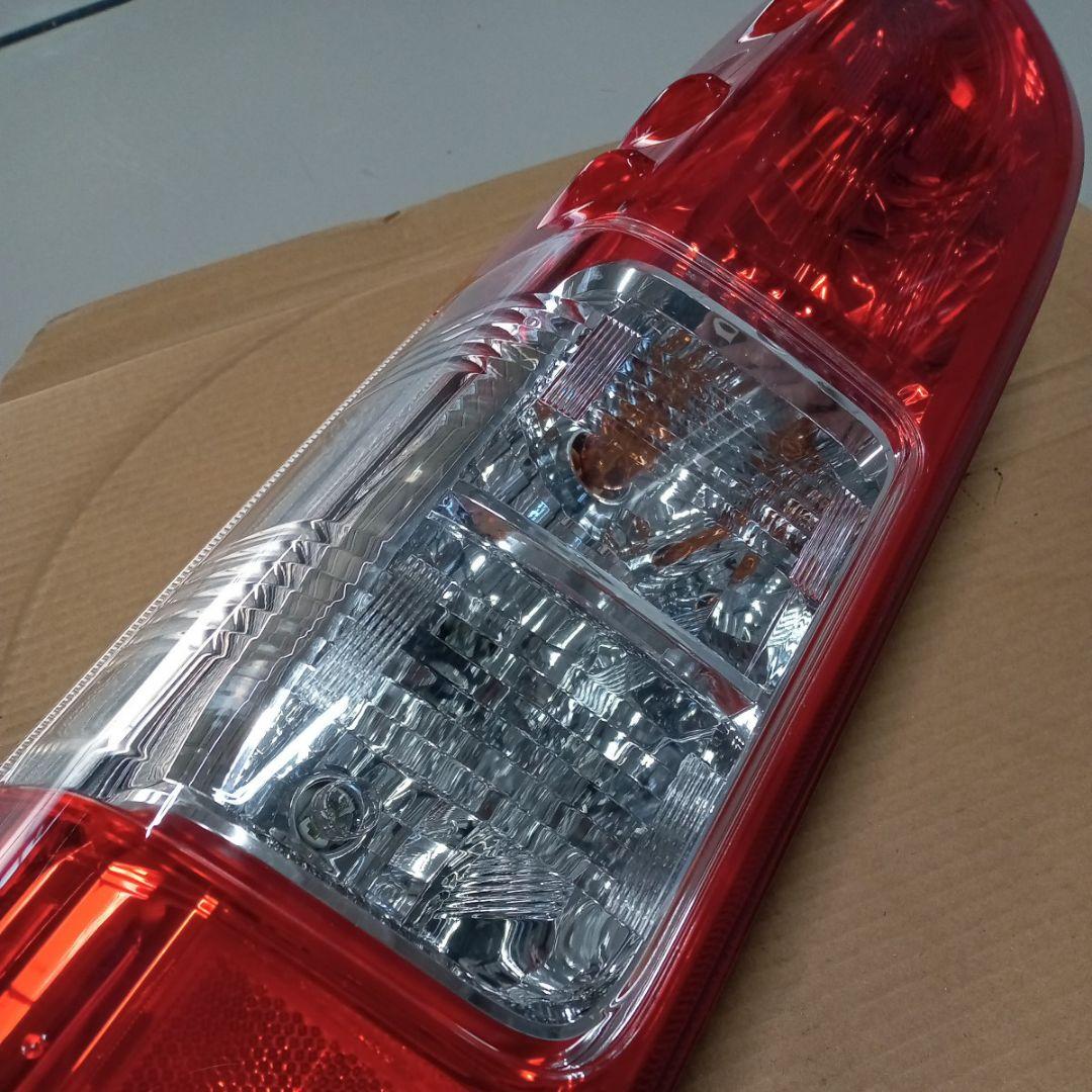 【新車外し】【送料無料】トヨタ 200系ハイエース純正後期テールランプ　左側　② 新車外し】【送料無料】トヨタ 200系ハイエース純正後期