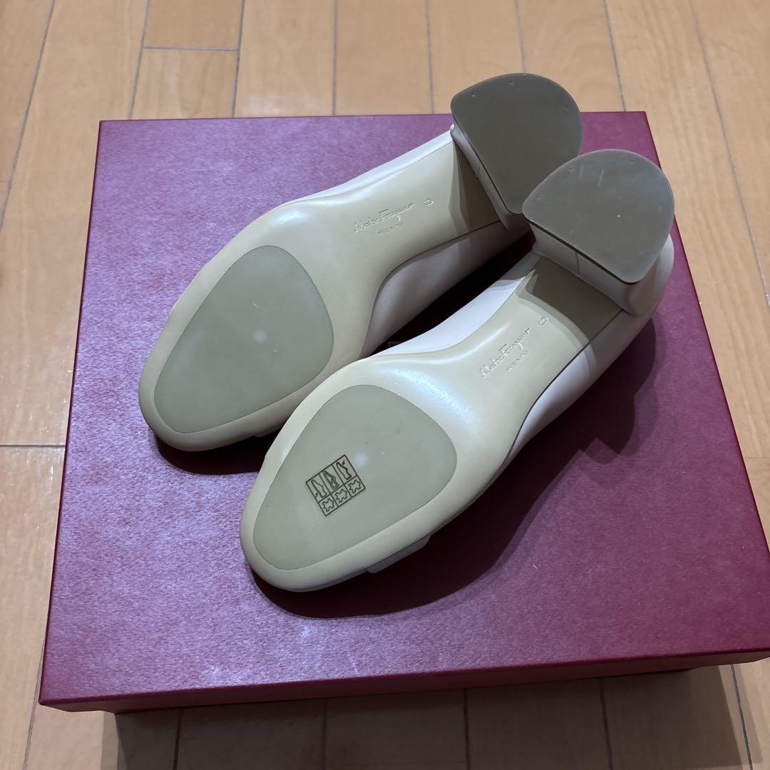 バニラ ホワイト フラットシューズ ゴールドバックル