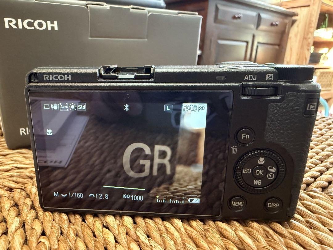 箱付き美品] RICOH GRⅢ ＊一部欠品あり - メルカリ