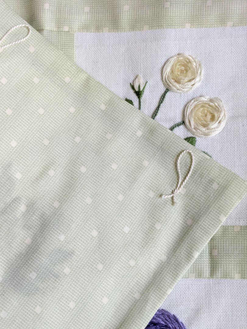◇バラの刺繍◇ ハンドメイド ローズガーデン風のタペストリー