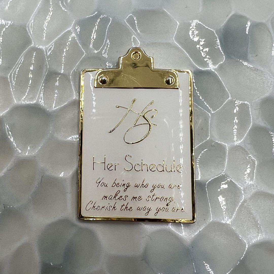 【極美品】ハースケジュール チェレット 二つ折り財布 エナメル ラウンドジップ