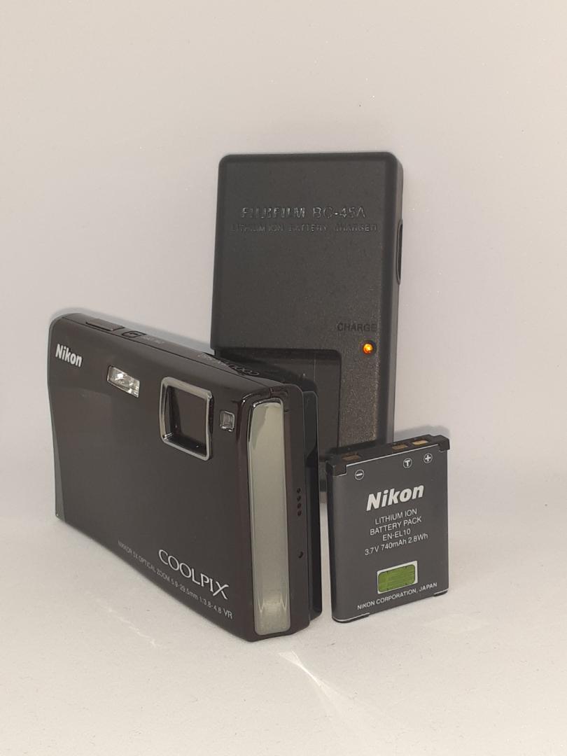 スマホ転送可 Nikon COOLPIX5700 CFカード他付き ☆カワイイ☆Nikon COOLPIX A100 スマホ転送OK SDカード付