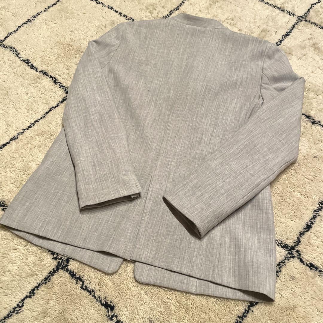 グレー ノーカラー ビジネススーツ