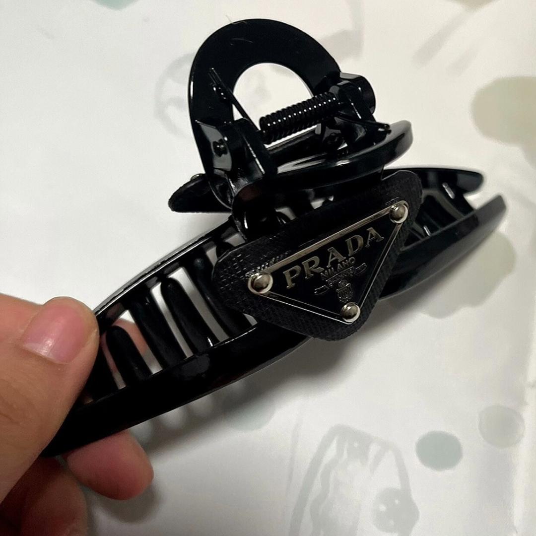 PRADA ブラック ヘアクリップ DECORATOM_COM_BR