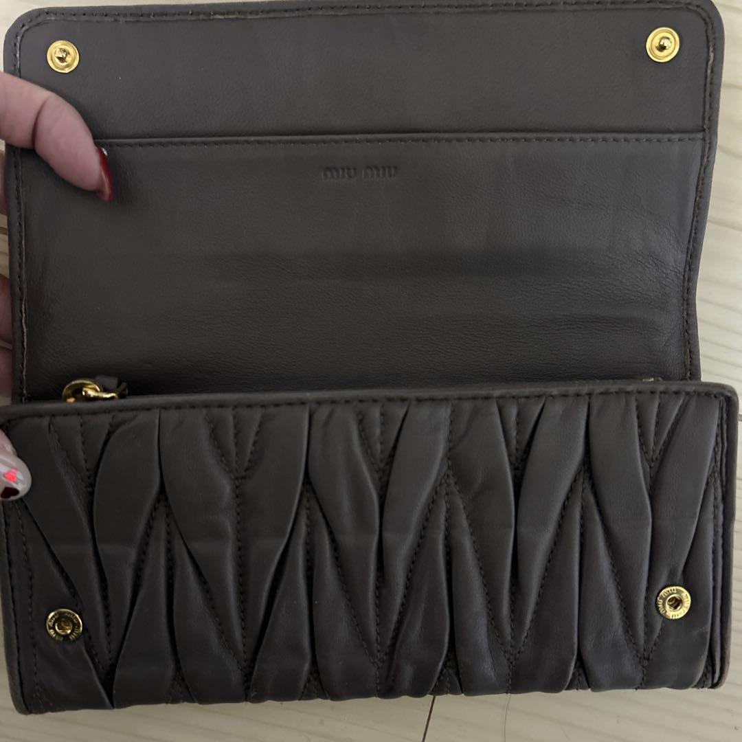 miu miu グレー キルティング 二つ折り財布【中古品】