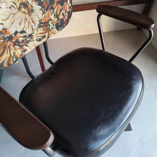 アーム付き花柄クッション椅子