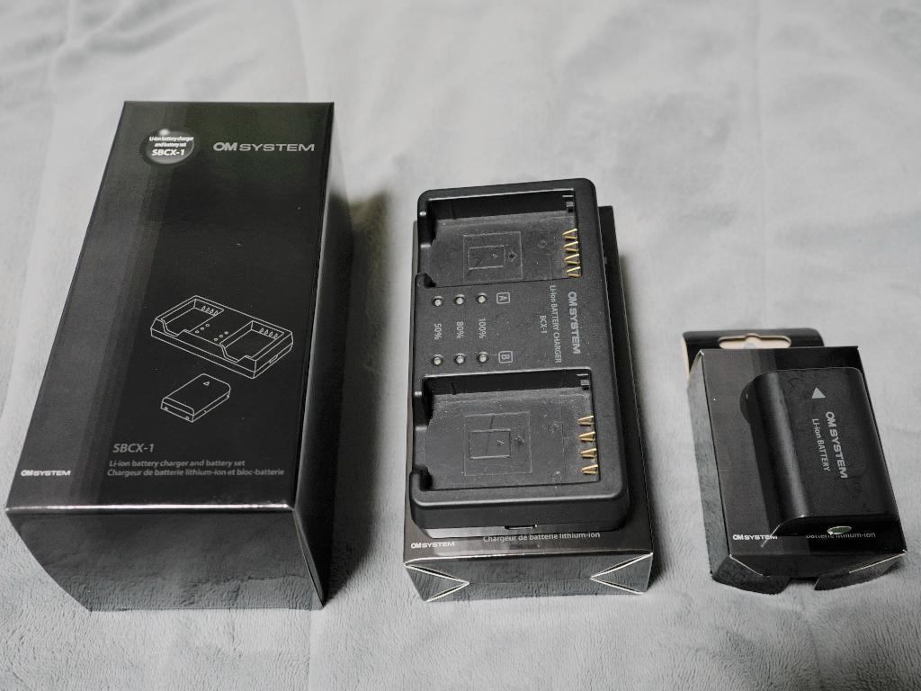 【新品未開封】OM SYSTEM SBCX-1 バッテリー充電器セット OM SYSTEM オーエムシステム SBCX-1(バッテリー・充電器セット