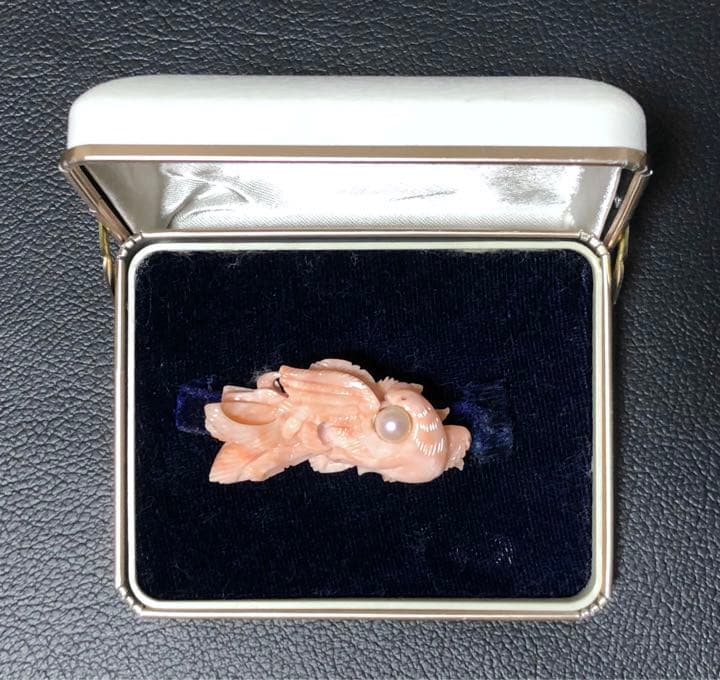 帯留め おびとめ 珊瑚 鳳凰が珠（パール 真珠）を抱く 彫刻品 着物 帯