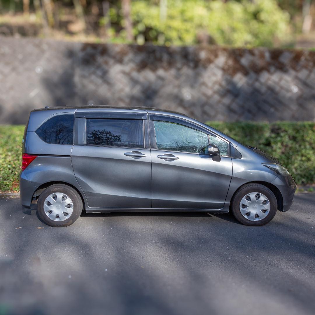 ホンダ　フリード　10インチナビ　バックカメラ パワスラ ETC ８人乗り
