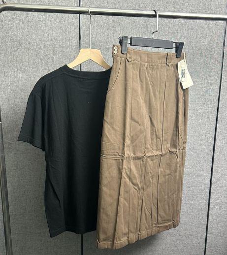 Tシャツとベージュスカートのセット