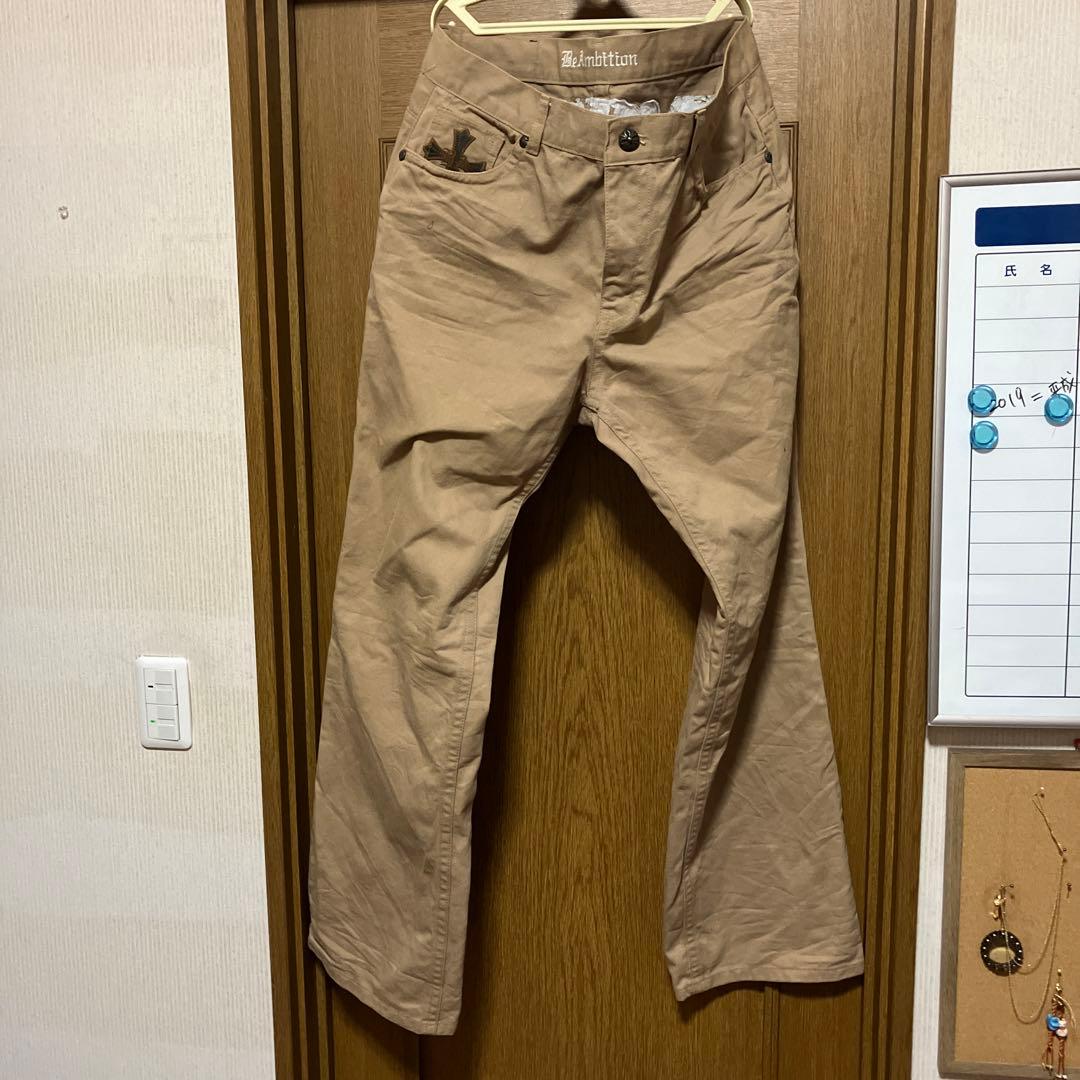 ベージュ コットンパンツ 花模様ボタン