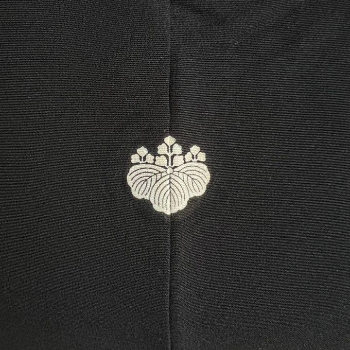 人気直販 #2467 和装羽織 羽織紐付き 一つ紋 刺繍のような花丸地紋 黒無地 人気直販 #2467 和装羽織 羽織紐付き 一つ紋 刺繍のような花丸地紋 黒無地