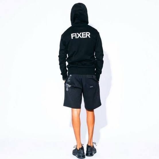 干場義雅着用FIXERのFPK 01ジップアップパーカー