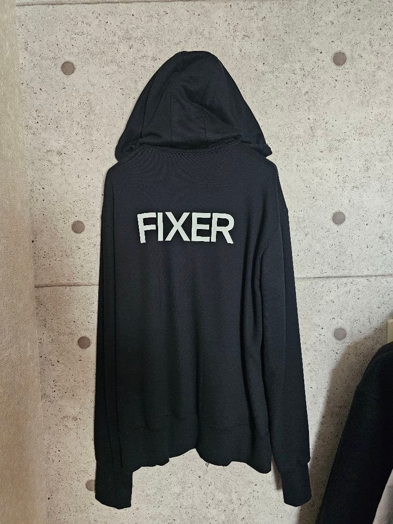 干場義雅着用FIXERのFPK 01ジップアップパーカー