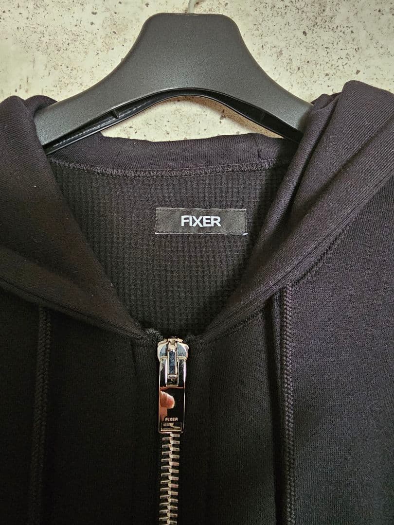 干場義雅着用FIXERのFPK 01ジップアップパーカー