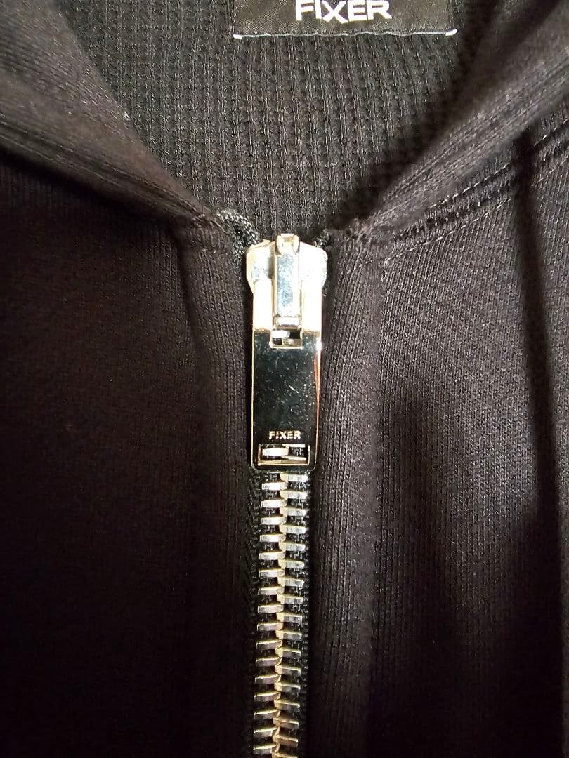 干場義雅着用FIXERのFPK 01ジップアップパーカー