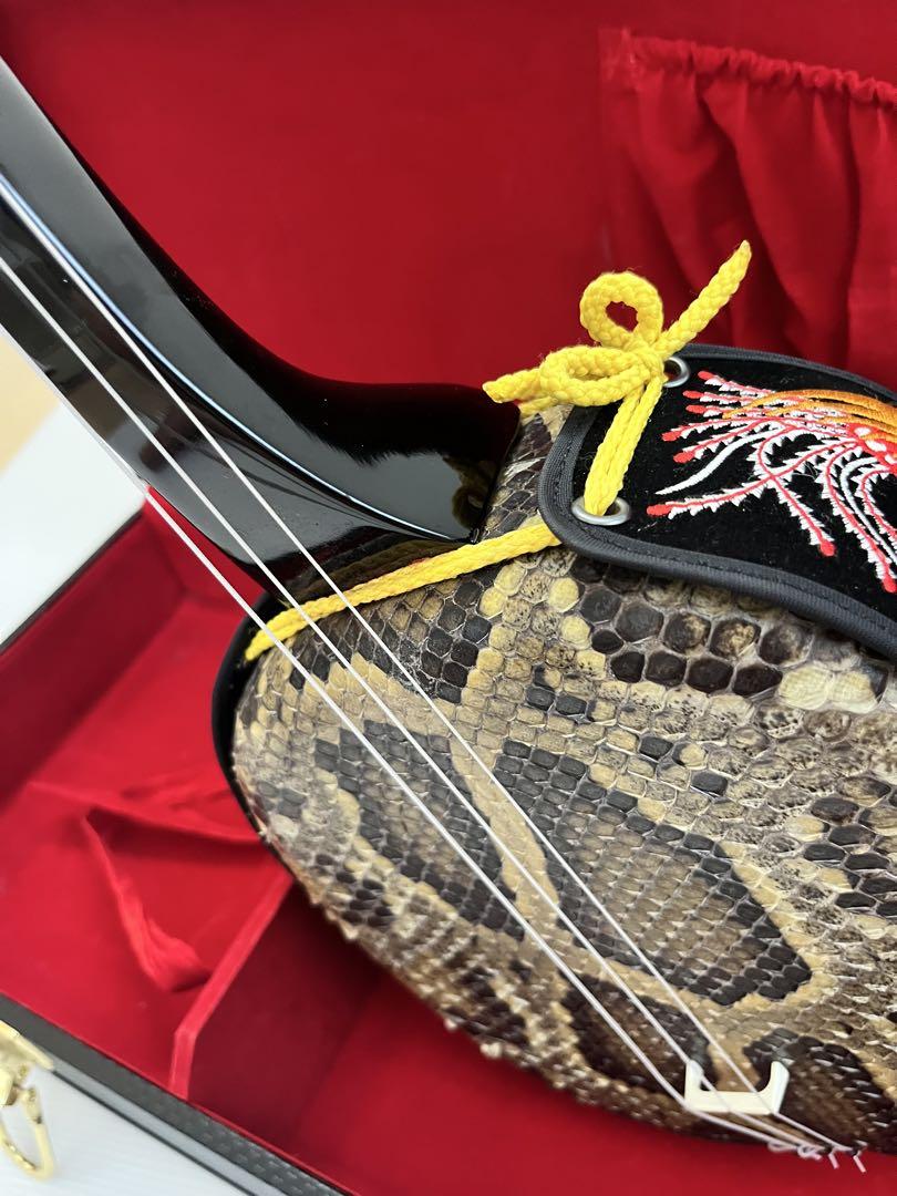 【美品】沖縄三線 本蛇皮 本革　ハードケース付き　付属品