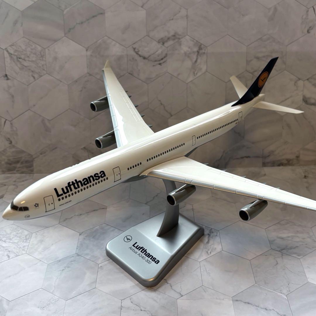 1/200 Jfox? Lufthansa A340-300 旧塗装 www.JetCollector.com: JFOX LUFTHANSA A340-300 W/STAND D-AIGZ